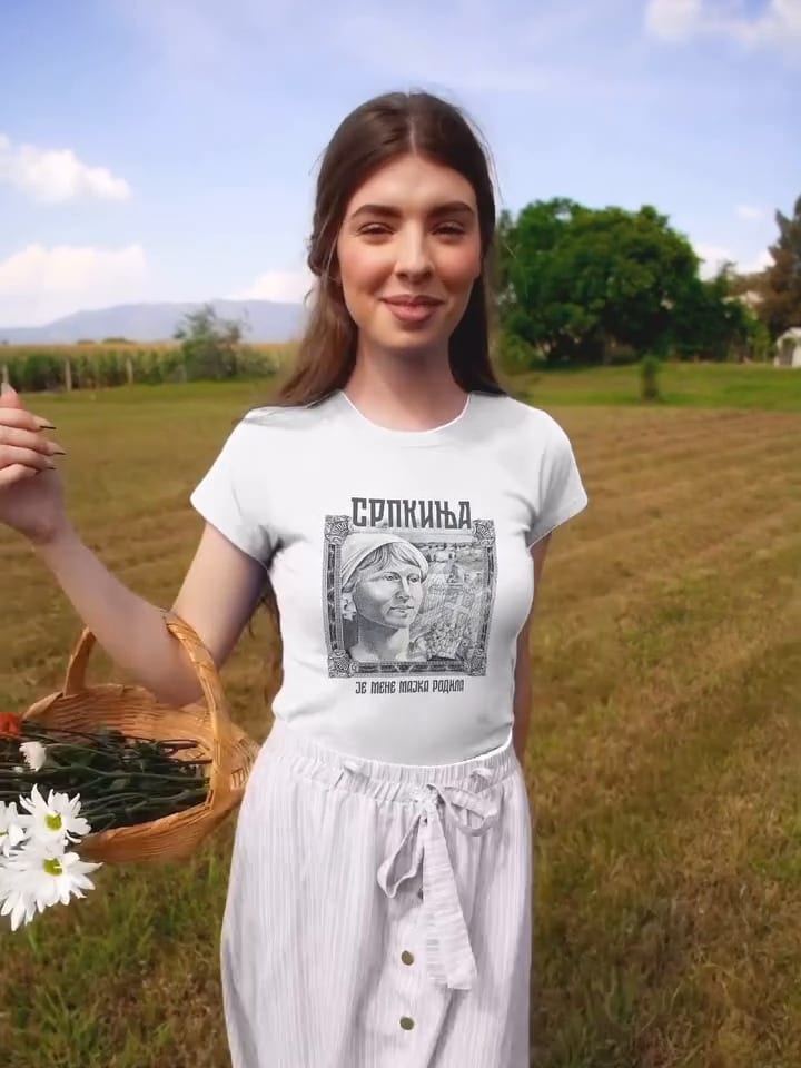 Девојка у пољу у белој мајици „Српкиња је мене мајка родила“